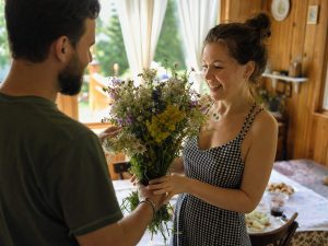 Букет лесных цветов — получатель с букетом
