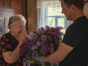 Букет сирени — получатель с букетом