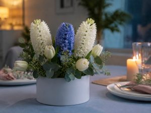 Цветы в коробке с гиацинтами — белые и голубой сорт Delft Blue с тюльпанами на праздничном столе