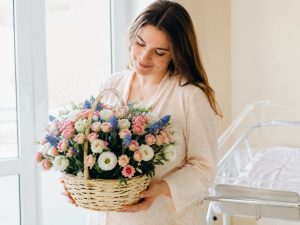 Цветы в корзинке с кустовыми розами — нежная пастельная композиция на выписку
